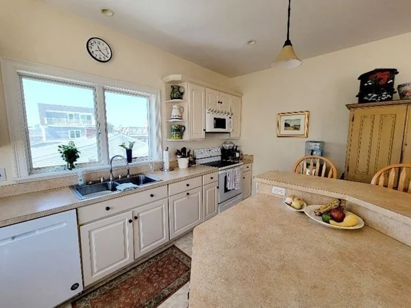 4 bed, 2 bath apartment for rent at 15 49th St Unit WINTER, Plum Island — photo 4 of 25