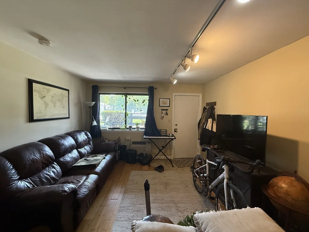 1 bed, 1 bath apartment for rent at 15 Arizona Ter Unit 2, Arlington — photo 6 of 12