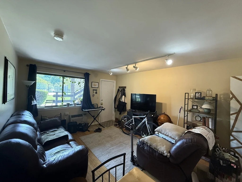 1 bed, 1 bath apartment for rent at 15 Arizona Ter Unit 2, Arlington — photo 7 of 12