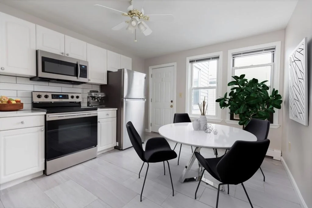 3 bed, 1 bath apartment for rent at 15 Aspinwall Ave Unit 4, Coolidge Corner — photo 3 of 8