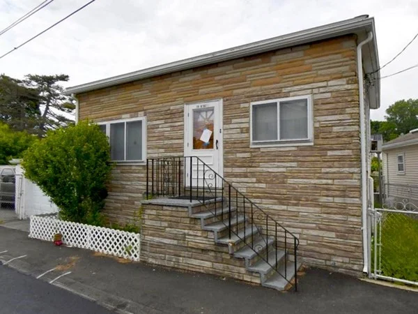 2 bed, 1 bath apartment for rent at 15 Avalon St, Beachmont — photo 13 of 14
