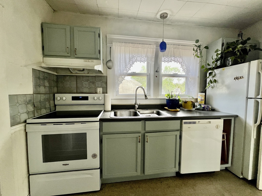3 bed, 2 bath apartment for rent at 15 Baltic St Unit 2, Attleboro — photo 5 of 16
