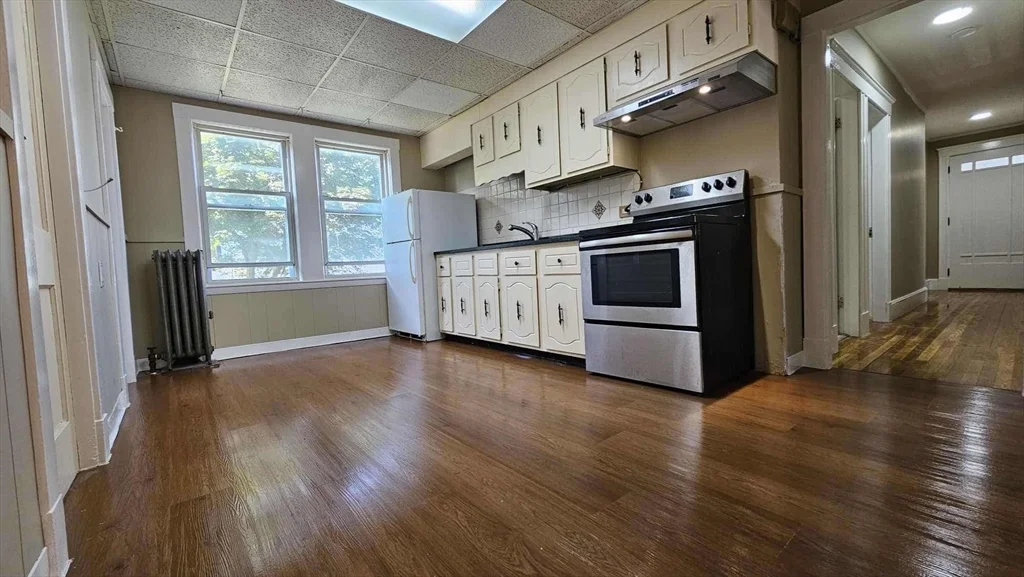 4 bed, 1 bath apartment for rent at 15 Beacon St Unit 1st floor, Quincy — photo 4 of 13