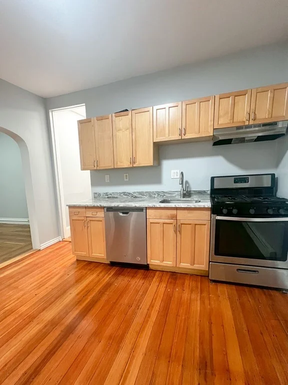 3 bed, 1 bath apartment for rent at 15 Bradshaw Unit 2L, Dorchester — photo 3 of 8