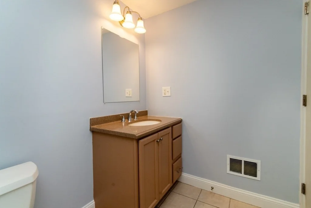 2 bed, 1 bath apartment for rent at 15 Buckingham St Unit 2, Hyde Park — photo 16 of 38