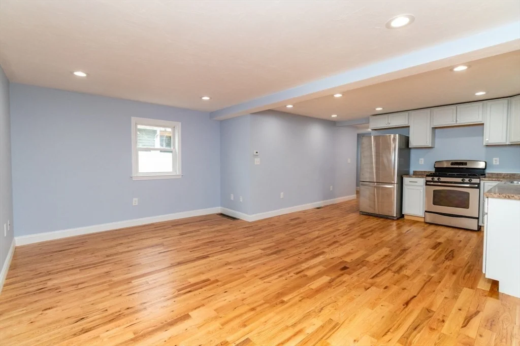 2 bed, 1 bath apartment for rent at 15 Buckingham St Unit 2, Hyde Park — photo 3 of 38