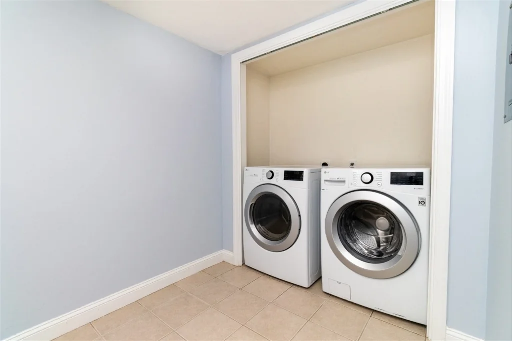 2 bed, 1 bath apartment for rent at 15 Buckingham St Unit 2, Hyde Park — photo 5 of 38