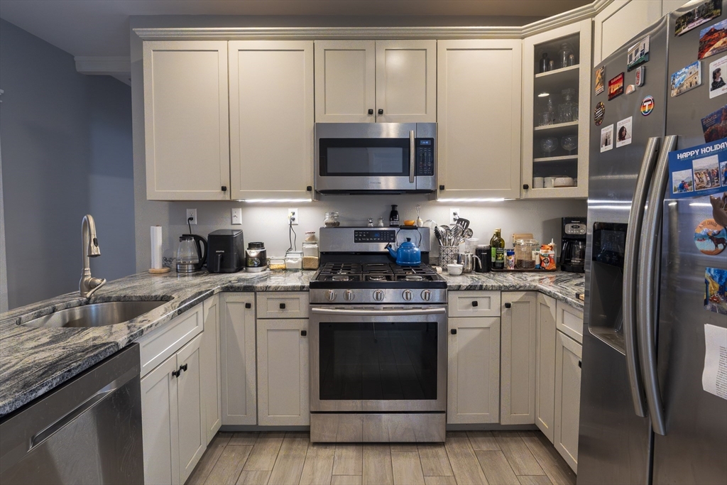 4 bed, 1 bath apartment for rent at 15 Castleton St Unit 2, Jamaica Plain — photo 8 of 20