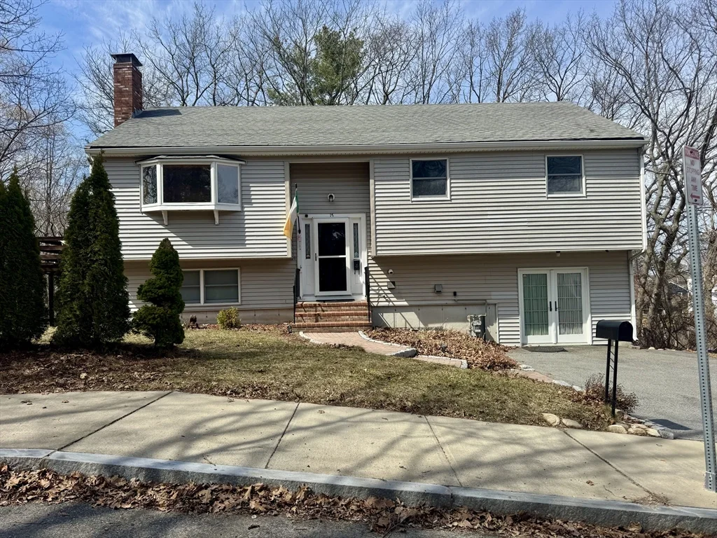 4 bed, 1 bath apartment for rent at 15 Curlew St Unit single, West Roxbury — photo 3 of 39