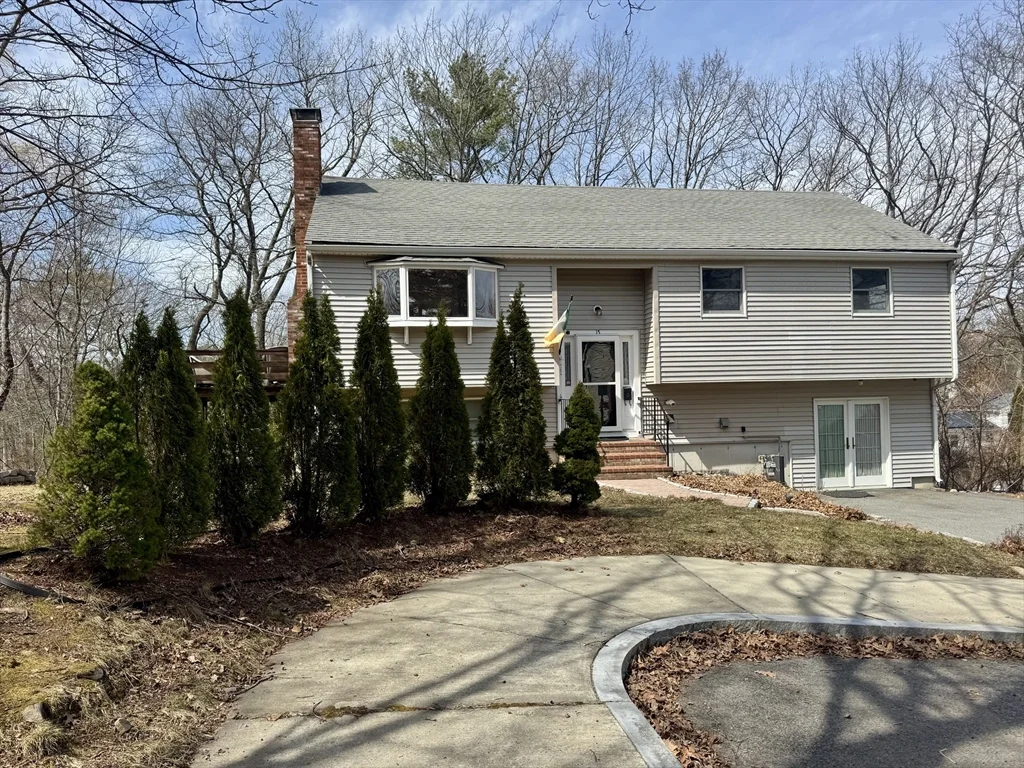 4 bed, 1 bath apartment for rent at 15 Curlew St Unit single, West Roxbury — photo 2 of 39