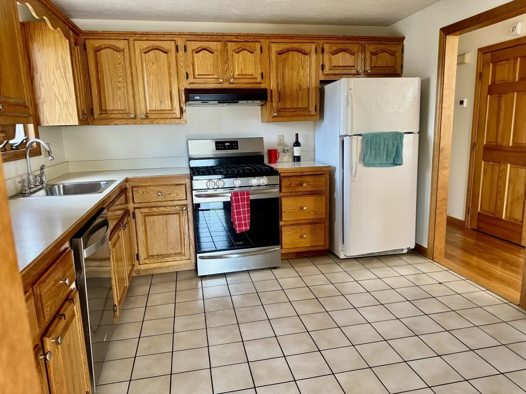 4 bed, 1 bath apartment for rent at 15 Curlew St Unit single, West Roxbury — photo 11 of 39