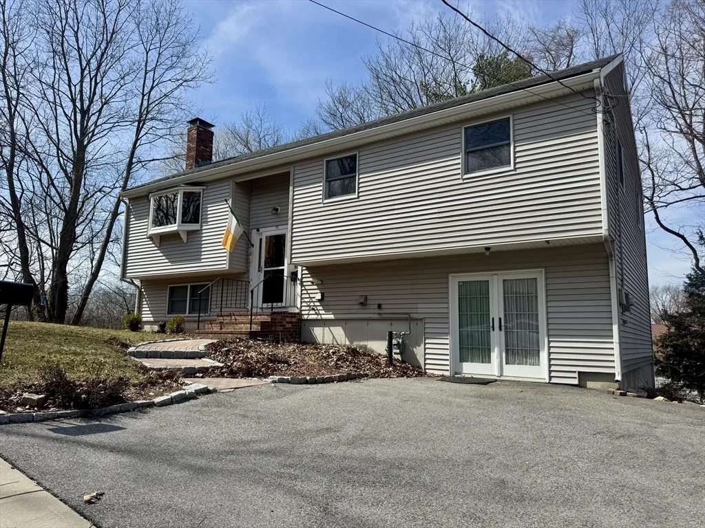4 bed, 1 bath apartment for rent at 15 Curlew St Unit single, West Roxbury — photo 5 of 39