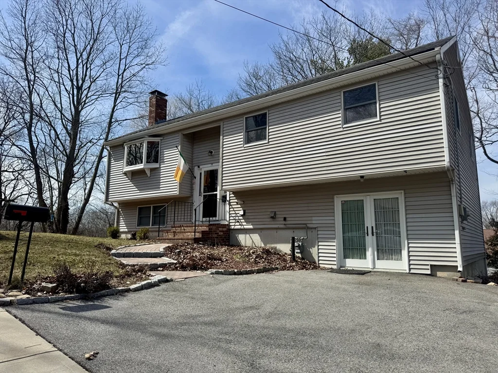 4 bed, 1 bath apartment for rent at 15 Curlew St Unit single, West Roxbury — photo 4 of 39