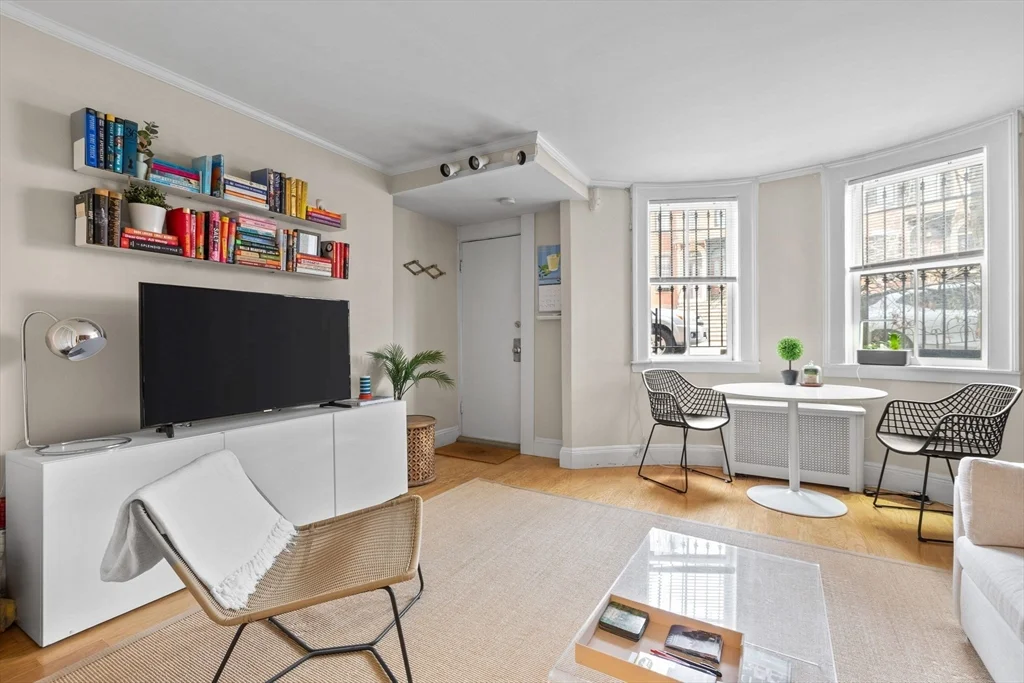 1 bed, 1 bath apartment for rent at 15 Dartmouth St Unit A, South End