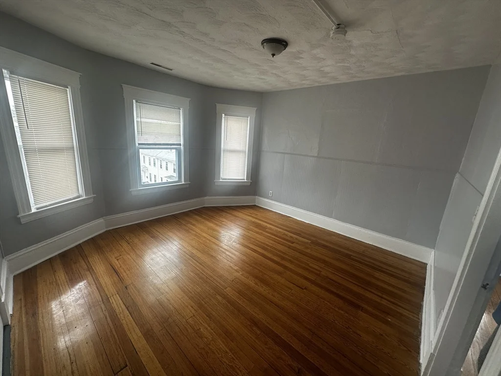 3 bed, 1 bath apartment for rent at 15 Dublin Unit 26-3L, Lowell — photo 3 of 9