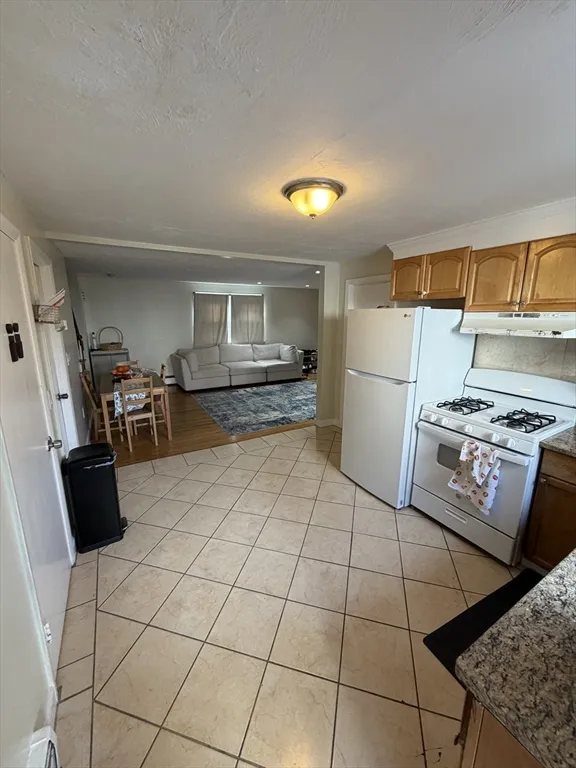 4 bed, 1 bath apartment for rent at 15 Eliot St Unit A, Framingham Center — photo 6 of 10