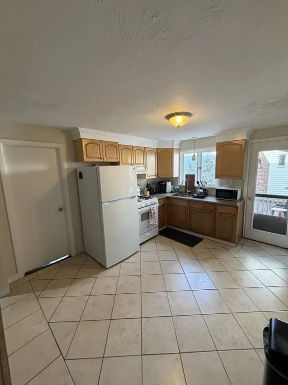 4 bed, 1 bath apartment for rent at 15 Eliot St Unit A, Framingham Center — photo 4 of 10
