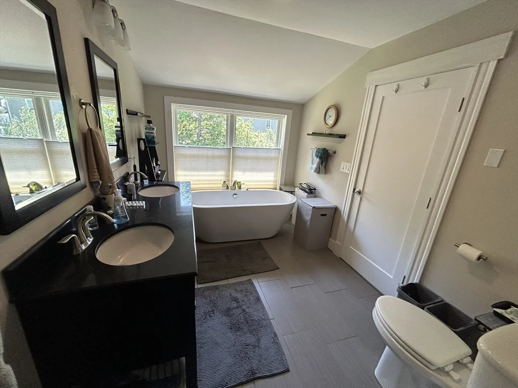 4 bed, 3 bath apartment for rent at 15 Englewood Rd Unit 0, Winchester — photo 18 of 32