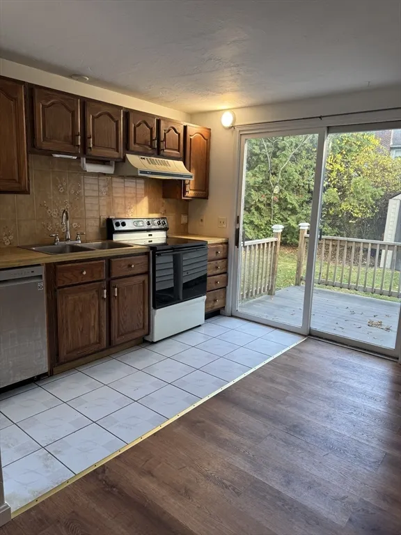 2 bed, 1 bath apartment for rent at 15 Eustis St Unit A, Burncoat — photo 5 of 11