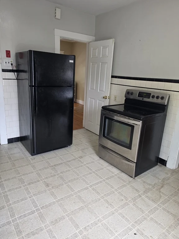 2 bed, 1 bath apartment for rent at 15 Fair Oaks Unit 2, Lynn — photo 4 of 9