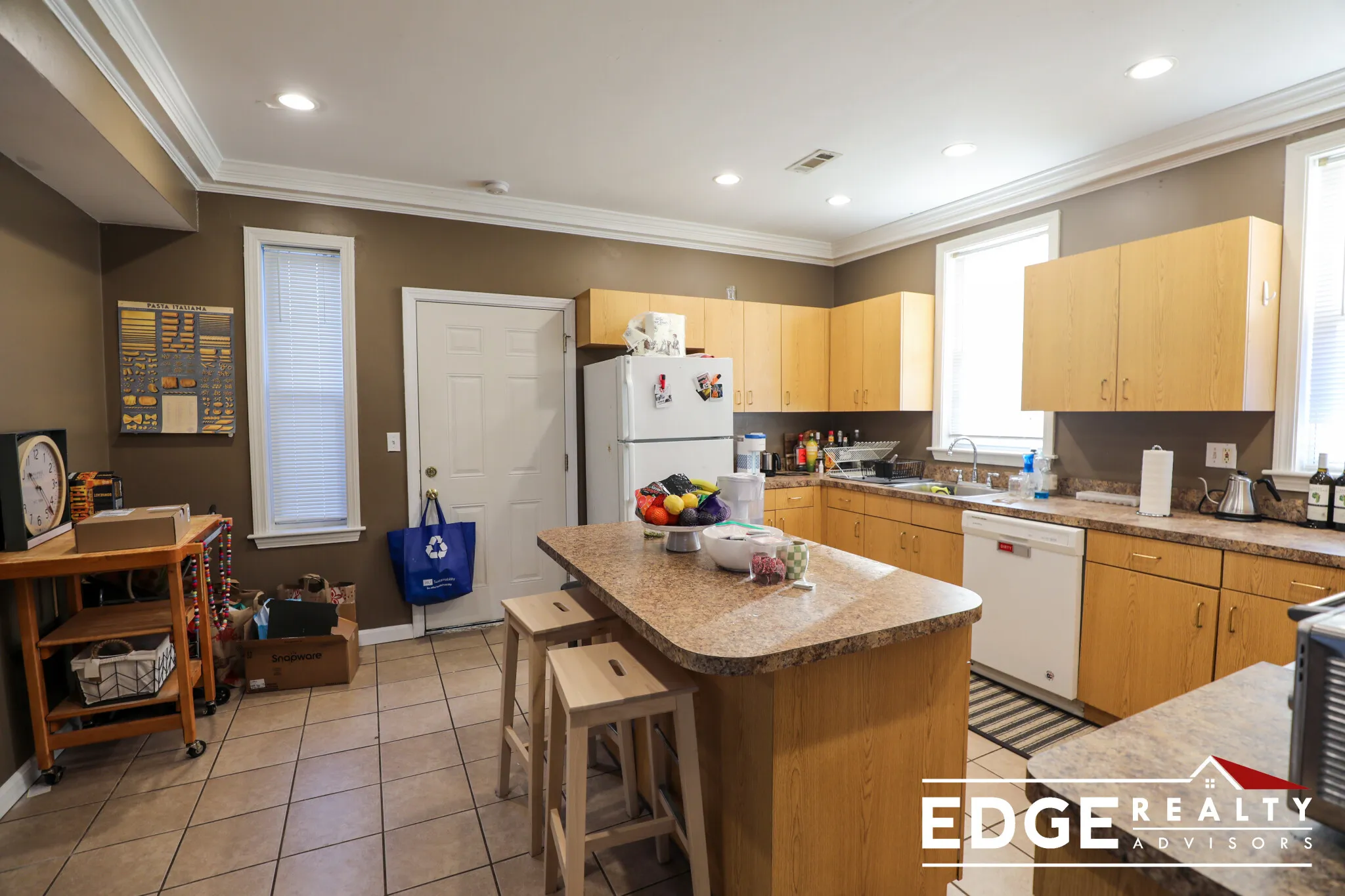 4 bed, 2 bath apartment for rent at 15 Farrington Ave Unit 2, Allston — photo 4 of 11