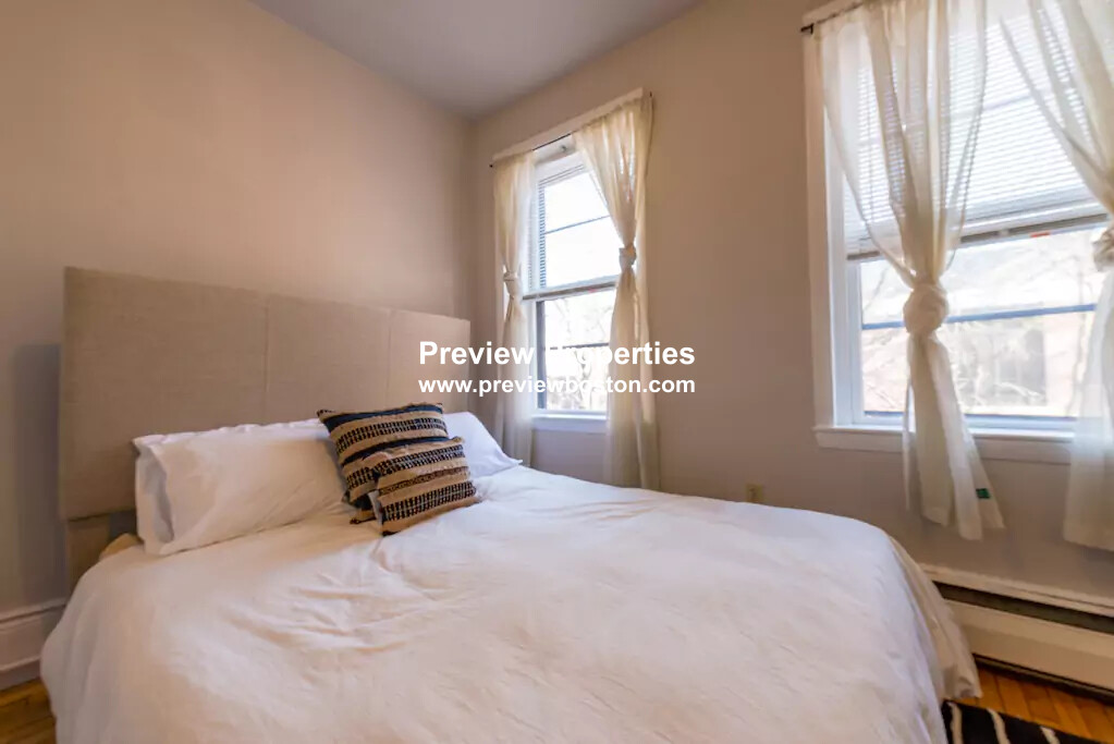 2 bed, 1 bath apartment for rent at 15 Garden St Unit 3P, Beacon Hill — photo 5 of 17