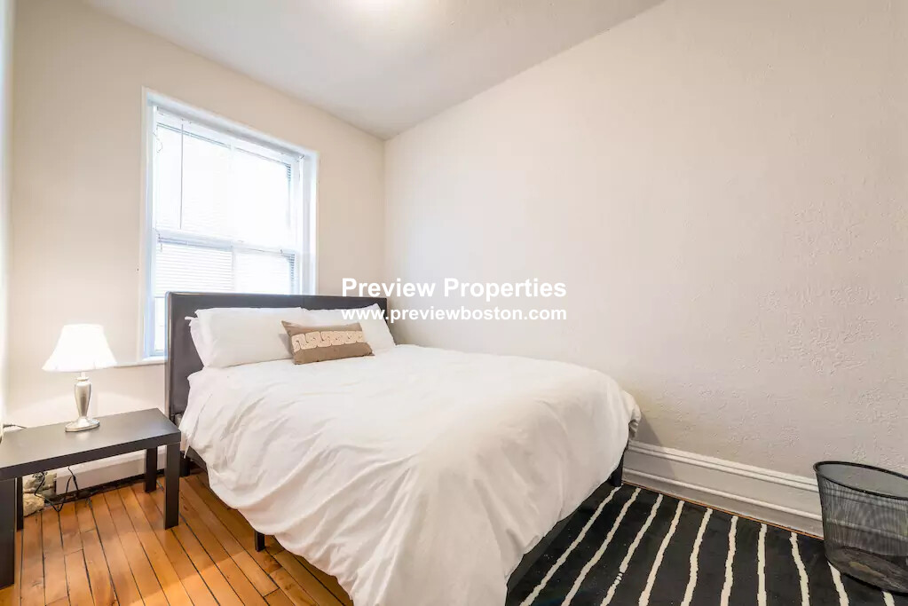 2 bed, 1 bath apartment for rent at 15 Garden St Unit 3P, Beacon Hill — photo 2 of 17