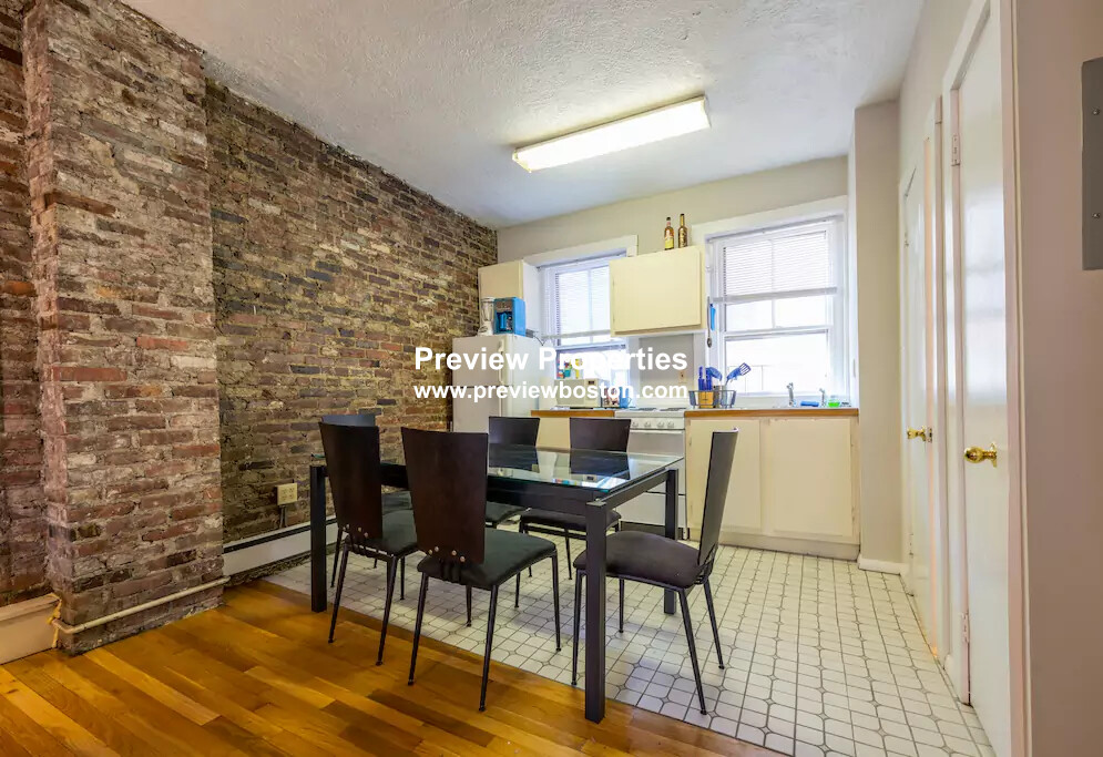 2 bed, 1 bath apartment for rent at 15 Garden St Unit 3P, Beacon Hill — photo 6 of 17