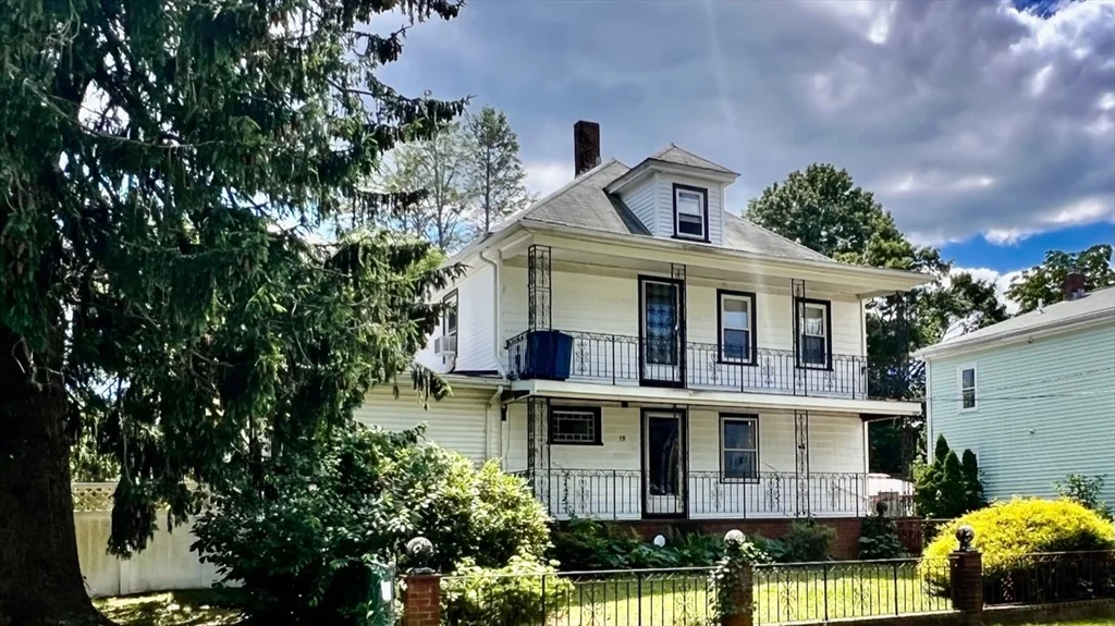 2 bed, 1 bath apartment for rent at 15 Goodwin St Unit 1, Bridgewater — photo 2 of 30