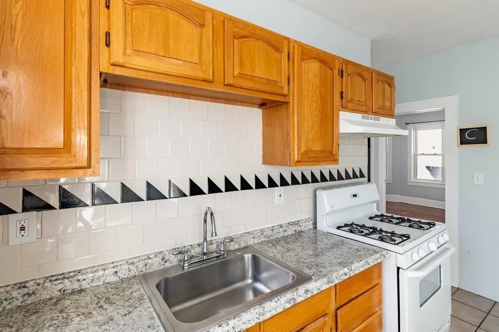 3 bed, 1 bath apartment for rent at 15 Groom St Unit 3, Boston — photo 3 of 31