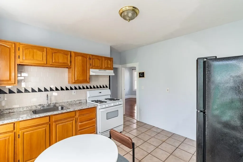 3 bed, 1 bath apartment for rent at 15 Groom St Unit 3, Boston — photo 2 of 31