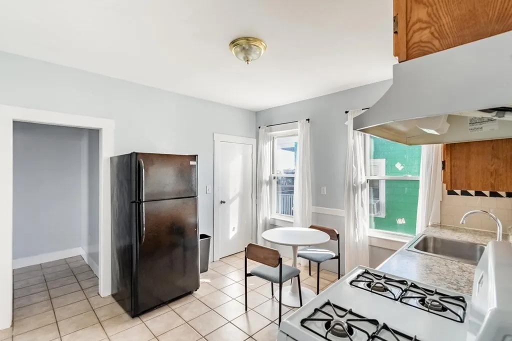 3 bed, 1 bath apartment for rent at 15 Groom St Unit 3, Boston — photo 5 of 31