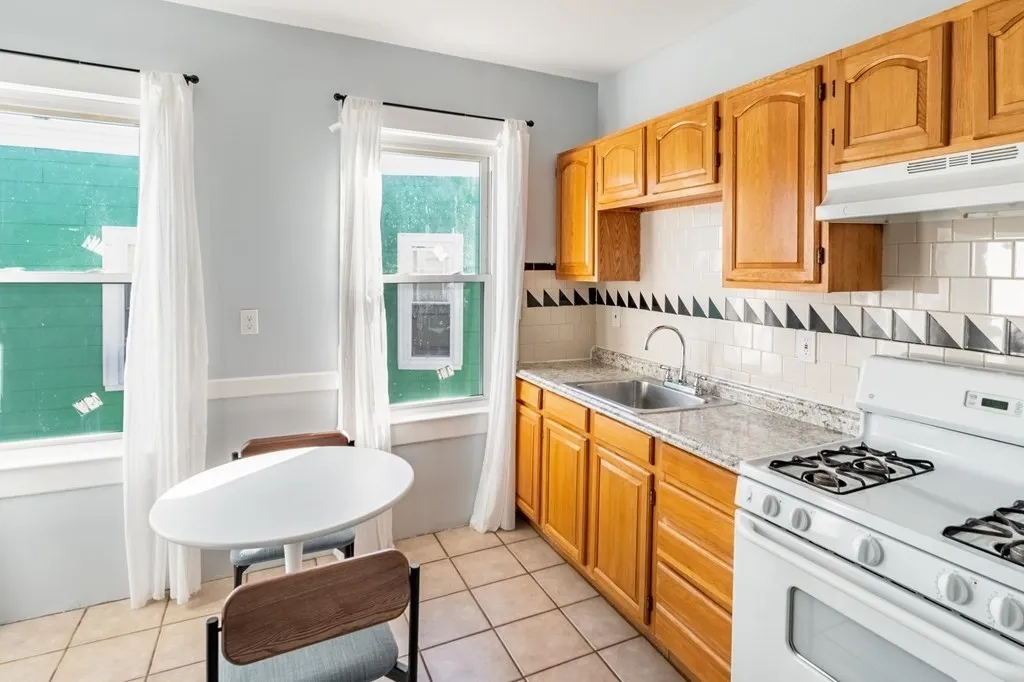 3 bed, 1 bath apartment for rent at 15 Groom St Unit 3, Boston — photo 4 of 31