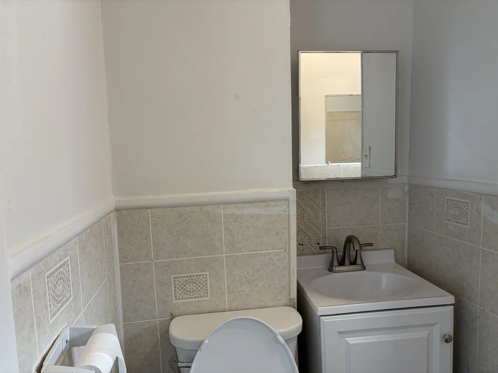 3 bed, 1 bath apartment for rent at 15 Groveland St Unit 2nd fl, Springfield — photo 26 of 29