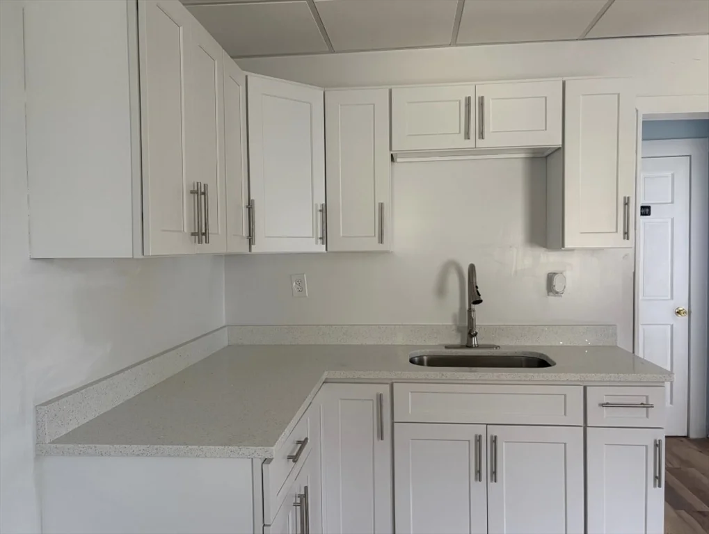 3 bed, 1 bath apartment for rent at 15 Groveland St Unit 2nd fl, Springfield — photo 3 of 29