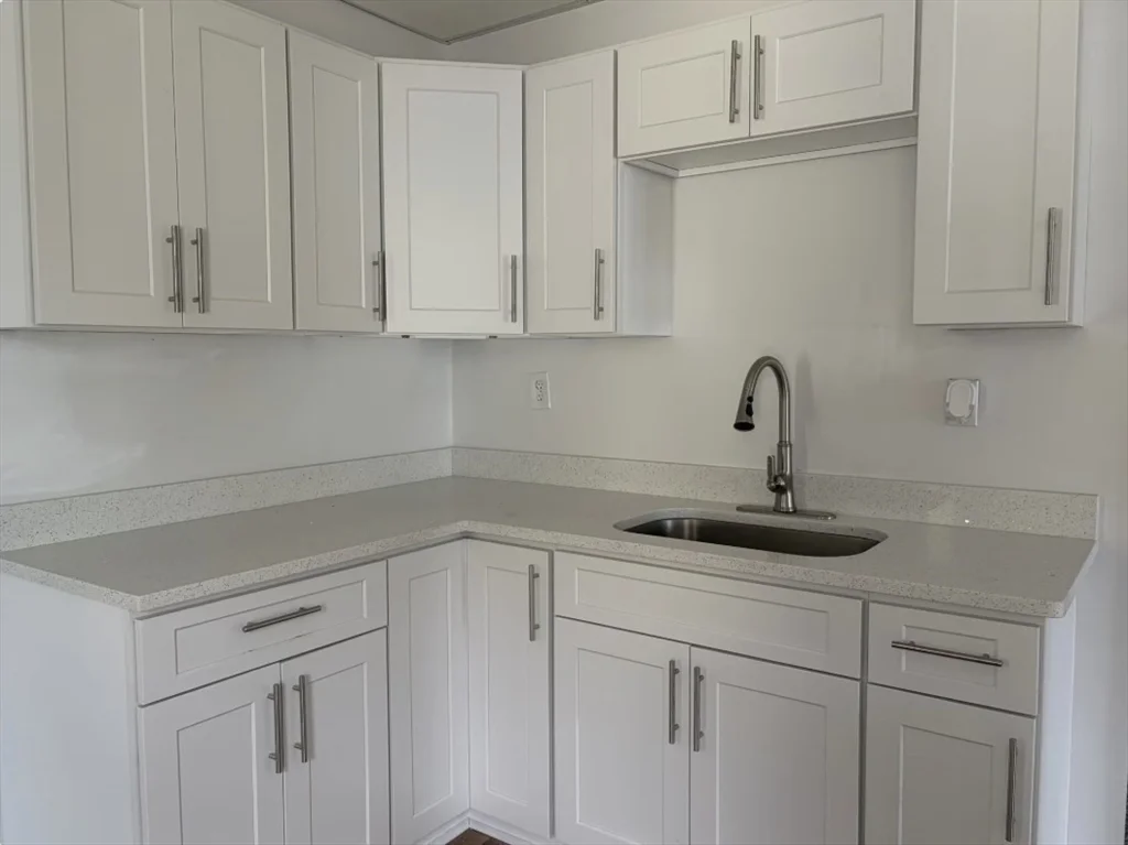 3 bed, 1 bath apartment for rent at 15 Groveland St Unit 2nd fl, Springfield — photo 2 of 29