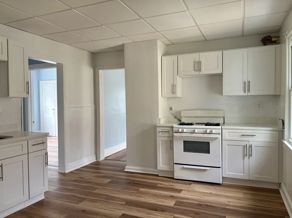 3 bed, 1 bath apartment for rent at 15 Groveland St Unit 2nd fl, Springfield — photo 4 of 29