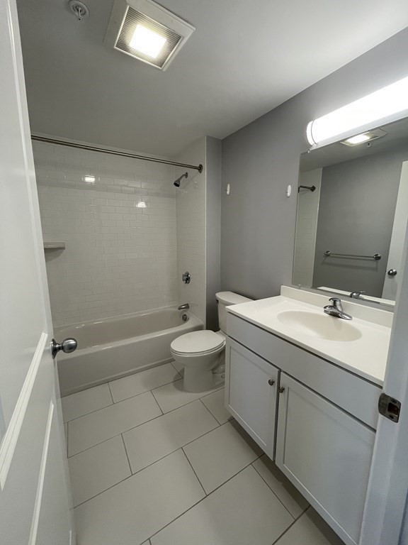 3 bed, 2 bath apartment for rent at 15 Guild St Unit 15, Roxbury — photo 10 of 13