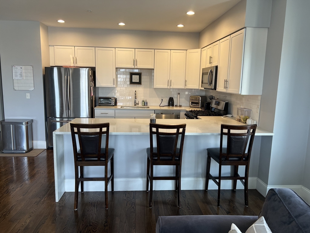 3 bed, 2 bath apartment for rent at 15 Guild St Unit 15, Roxbury — photo 4 of 13