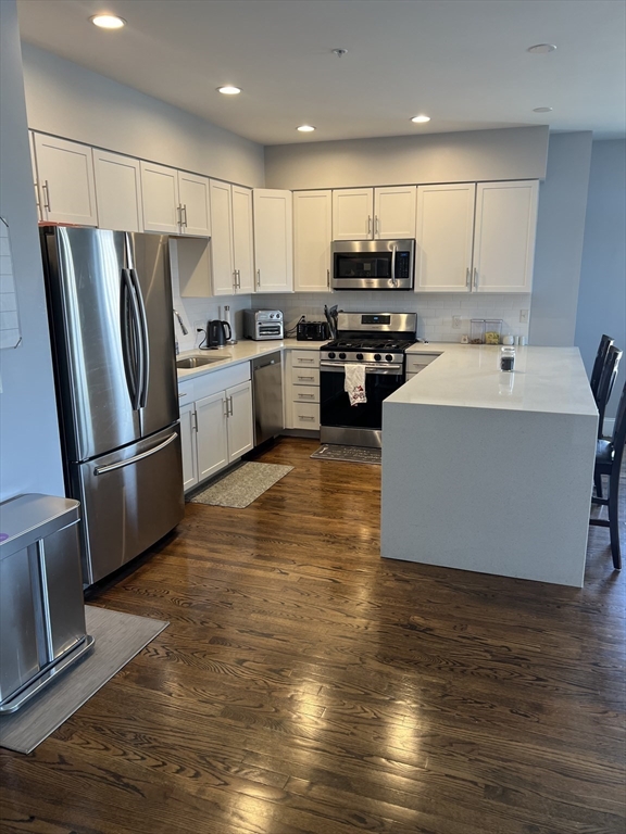 3 bed, 2 bath apartment for rent at 15 Guild St Unit 15, Roxbury — photo 3 of 13
