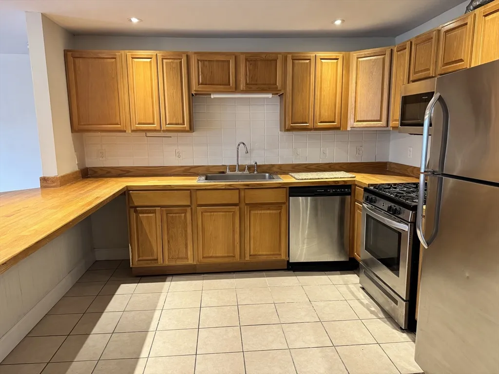 3 bed, 2 bath apartment for rent at 15 Hamilton St Unit 3, Southbridge — photo 3 of 17