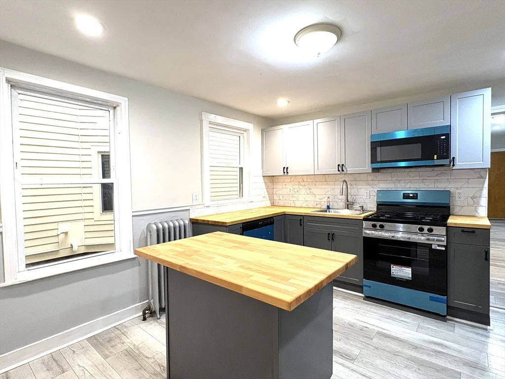 4 bed, 1 bath apartment for rent at 15 Harold Park Unit 1, Roxbury — photo 7 of 8