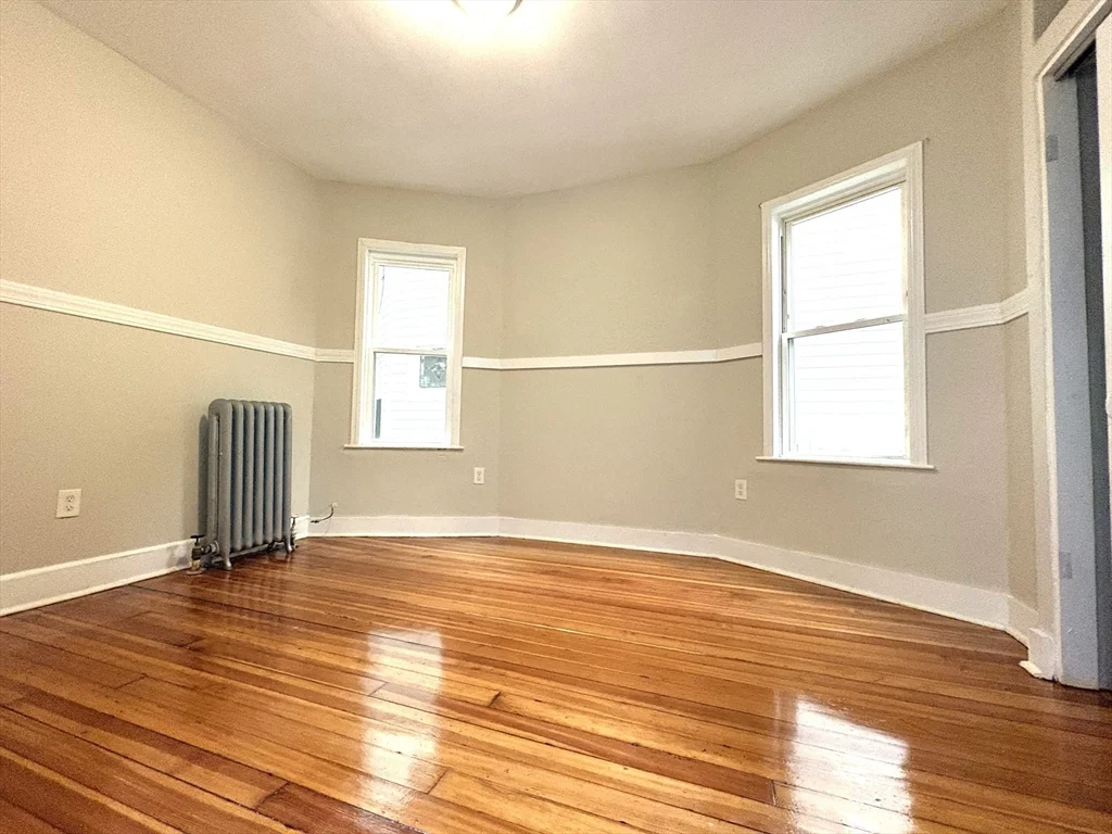 4 bed, 1 bath apartment for rent at 15 Harold Park Unit 1, Roxbury — photo 4 of 8