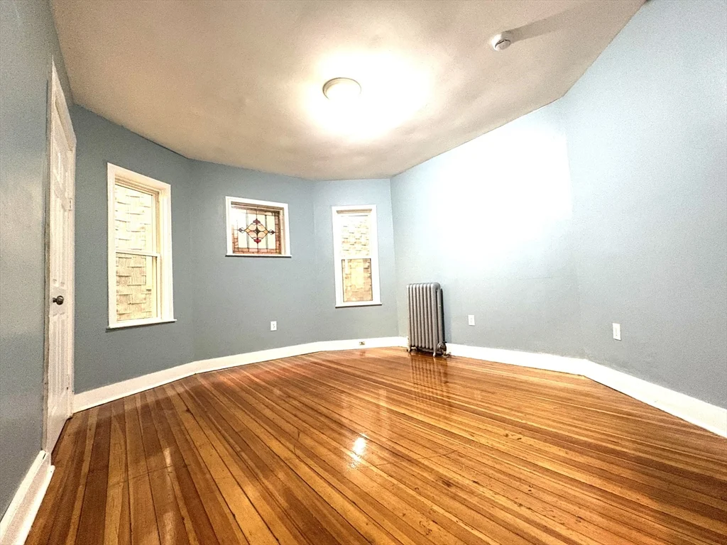 4 bed, 1 bath apartment for rent at 15 Harold Park Unit 1, Roxbury — photo 3 of 8