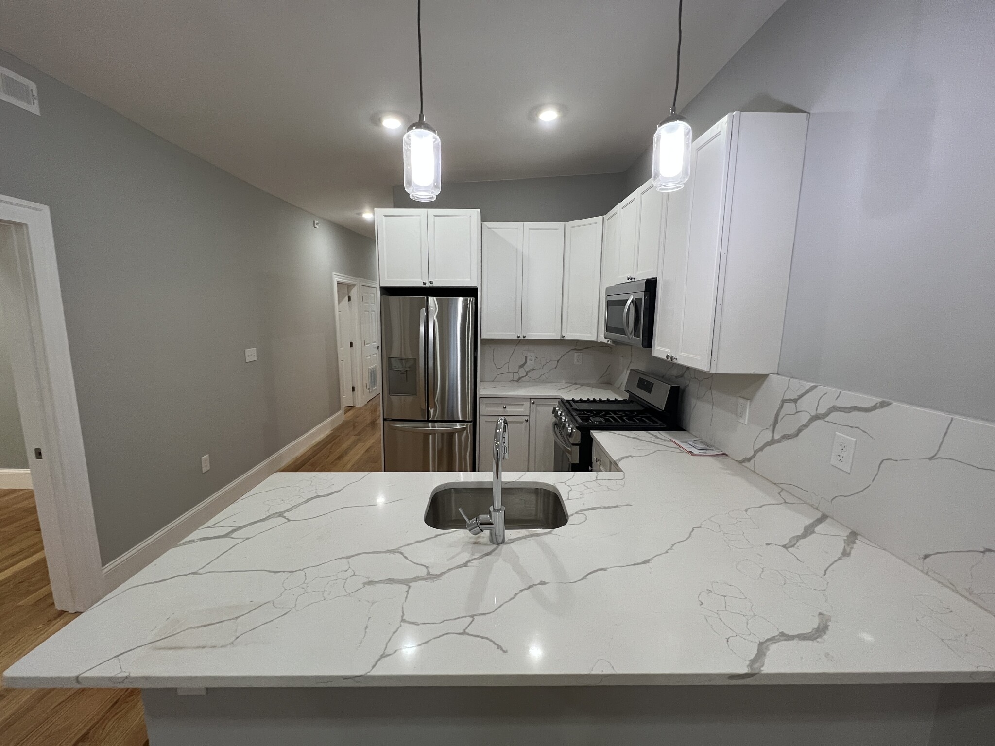 4 bed, 2 bath apartment for rent at 15 Harold St Unit 15, Ward Two — photo 3 of 27
