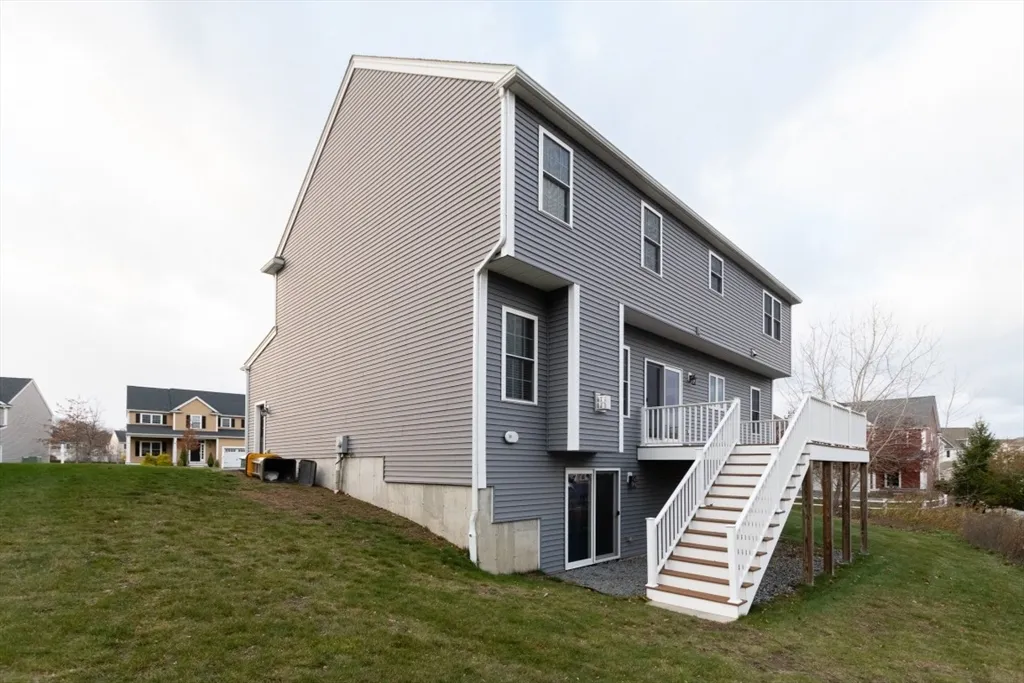 4 bed, 2 bath apartment for rent at 15 Hialeah Ln, Framingham — photo 4 of 42