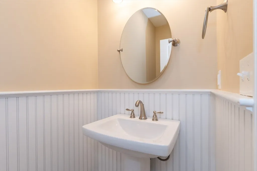 4 bed, 2 bath apartment for rent at 15 Hialeah Ln, Framingham — photo 24 of 42