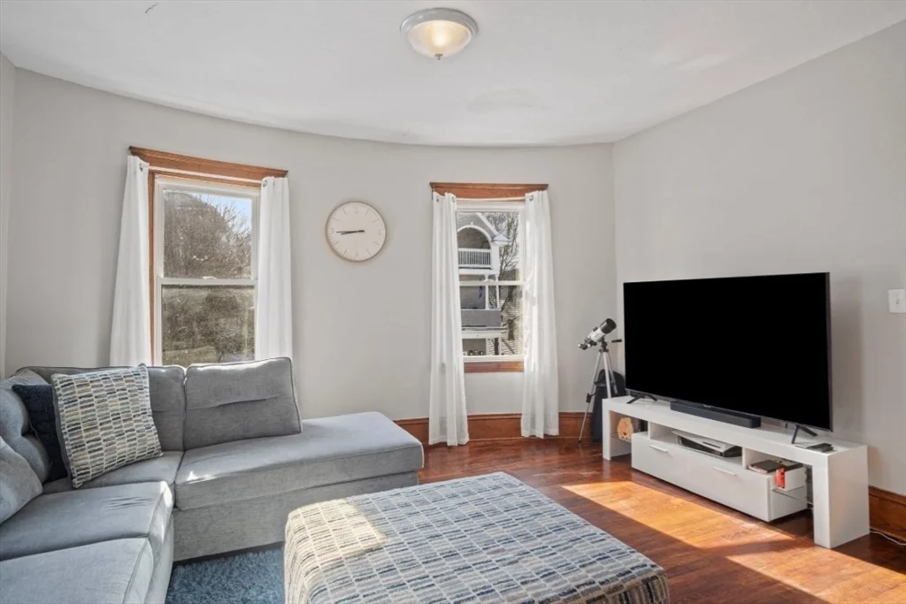 3 bed, 1 bath apartment for rent at 15 Hillside St Unit 3, Worcester — photo 2 of 13