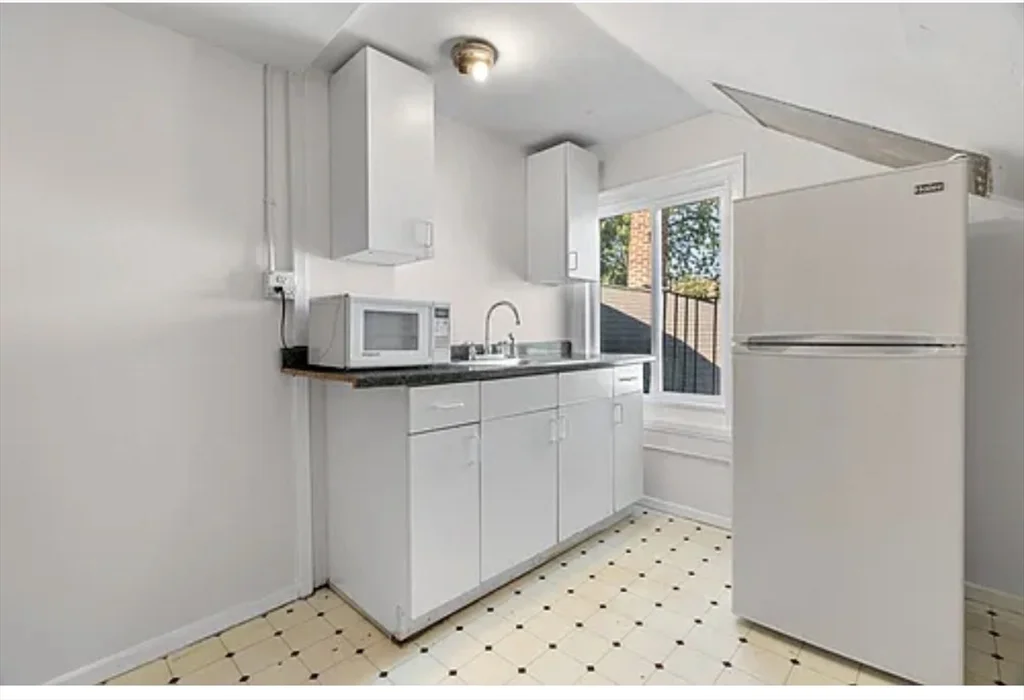 4 bed, 2 bath apartment for rent at 15 Holton Unit 2, Allston — photo 6 of 8