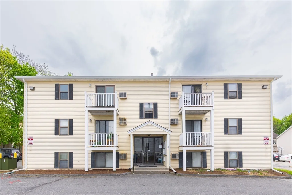2 bed, 1 bath apartment for rent at 15 Houghton St Unit 9, Worcester — photo 1 of 18